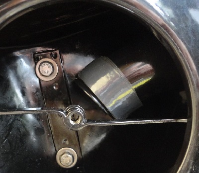 Photo de l'interieur du boitier du filtre a air, avec une bande de caoutchouc enroulee autour du tube d'admission.