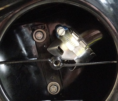 Photo de la turbine statique installee à l'interieur du boitier du filtre à air.