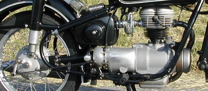 Photo, cote droite, de profile de l'ensemble moteur, boite a vitesse et pont arriere de ma BMW R26